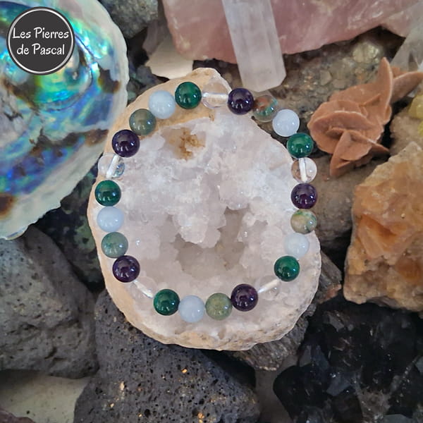 Commande Christine V. - Bracelet avec 5 Pierres Aigue-Marine, Améthyste, Chrysocolle, Cristal de Roche et Malachite Taille 19 cm sur une géode de quartz