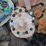 Commande Christine V. - Bracelet avec 5 Pierres Aigue-Marine, Améthyste, Chrysocolle, Cristal de Roche et Malachite Taille 19 cm sur une géode de quartz
