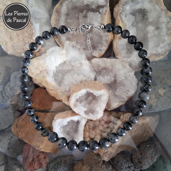 Collier Labradorite Noire (Larvikite) Boules de 10 et 12 mm de 47 cm sur des géodes de quartz