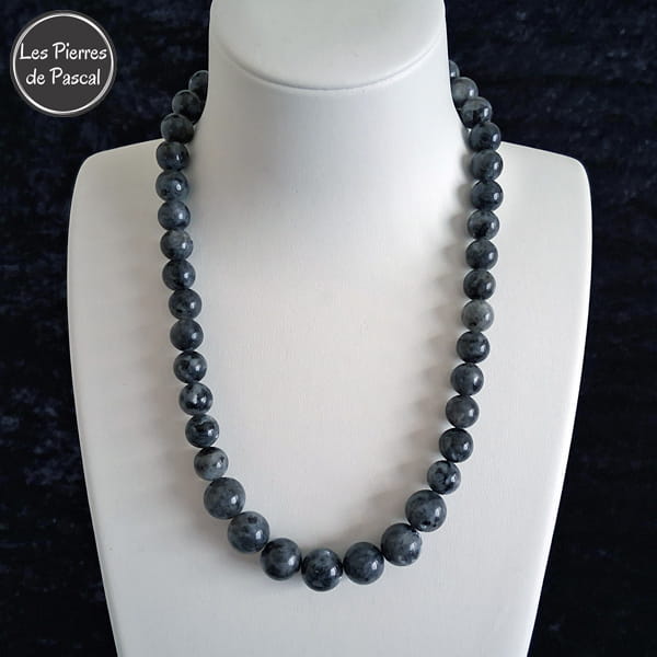Collier Labradorite Noire (Larvikite) Boules de 10 et 12 mm de 47 cm sur un buste blanc