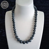 Collier Labradorite Noire (Larvikite) Boules de 10 et 12 mm de 47 cm sur un buste blanc