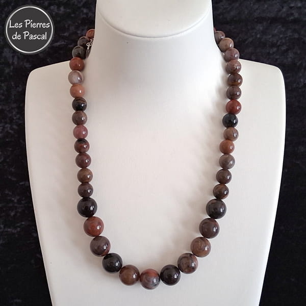 Commande Olga R. - Collier Bois Pétrifié 10 et 12 mm de 50 cm sur un buste