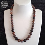 Commande Olga R. - Collier Bois Pétrifié 10 et 12 mm de 50 cm sur un buste