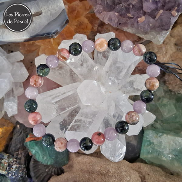 Commande Spéciale Lilu K. - Bracelet avec Jaspe Kamba Rhodochrosite Kunzite de 8 mm Taille 21 cm sur une druse de cristal