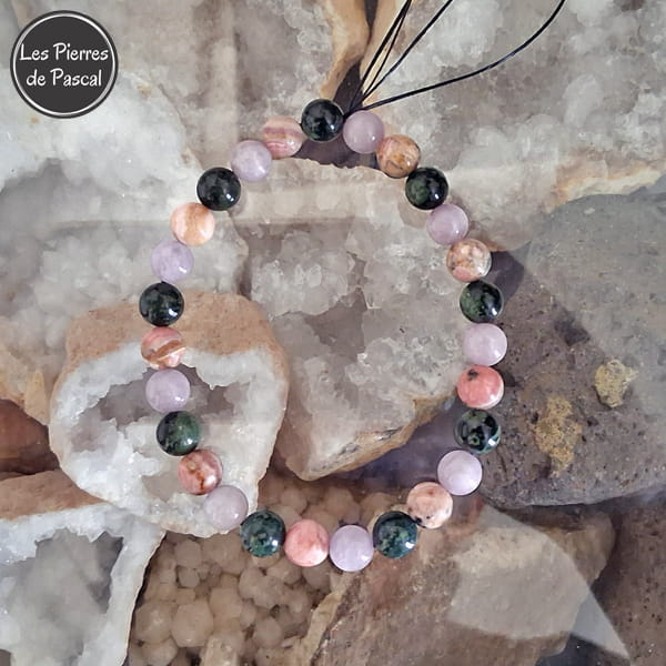 Commande Spéciale Lilu K. - Bracelet avec Jaspe Kamba Rhodochrosite Kunzite de 8 mm Taille 21 cm sur une géode de quartz