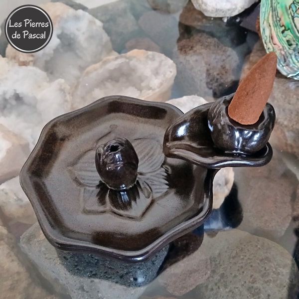 Fontaine d'Encens en Faïence Marron Foncé, en Cascade à Reflux pour Purifier les Pierres par la Fumée