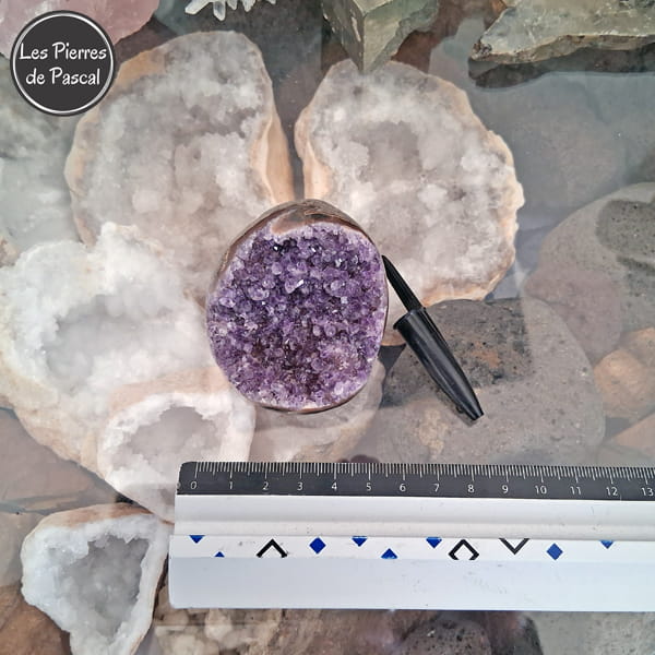 Géode Améthyste du Brésil de Grade 3A, Polie sur les Côtés de 136 g avec règle de mesure en cm