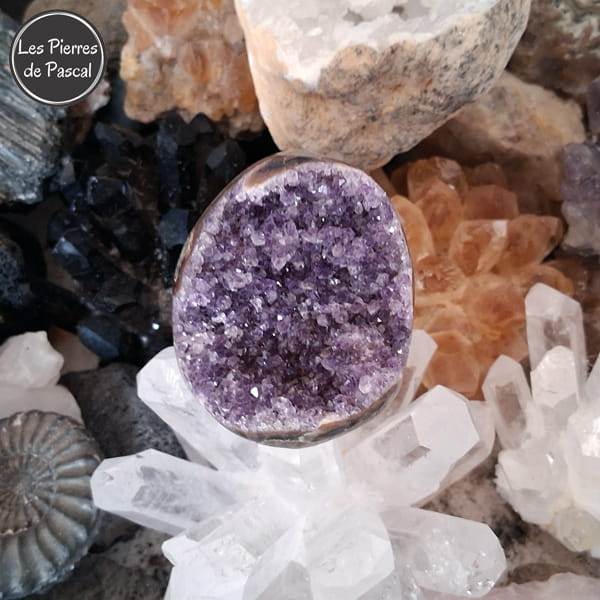 Géode Améthyste du Brésil de Grade 3A, Polie sur les Côtés de 136 g de face