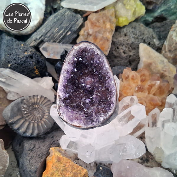 Géode Améthyste du Brésil de Grade 3A, Polie sur les Côtés de 154 g