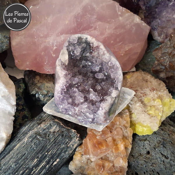 Géode Améthyste du Brésil de Grade 3A, Polie sur les Côtés de 224 g sur une plaque de sélénite