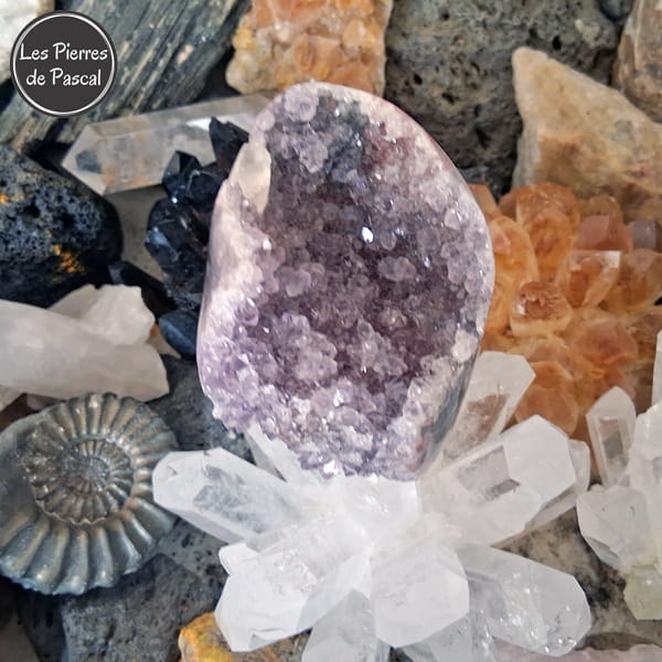 Géode Améthyste du Brésil de Grade 3A, Polie sur les Côtés de 224 g sur une druse de cristal