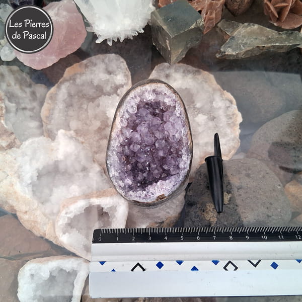 Géode Améthyste du Brésil de Grade 3A, Polie sur les Côtés de 257 g avec une règle en cm