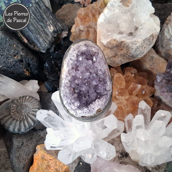 Géode Améthyste du Brésil de Grade 3A, Polie sur les Côtés de 257 g de face