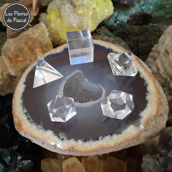 Les "5 Solides de Platon" en Cristal de Roche Grade 2A du Brésil de 1,5 cm sur 1,5 cm dans une Boîte Noire sur une tranche d'agate