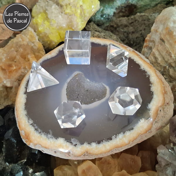 Les "5 Solides de Platon" en Cristal de Roche Grade 2A du Brésil de 1,5 cm sur 1,5 cm dans une Boîte Noire