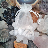 Lot de 50 g de Pierres Roulées Polies Howlite Blanche du Zimbabwe Grade A dans un sac organza blanc