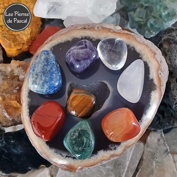 Nouveau Lot de 8 Pierres Roulées pour les 7 Chakras : Améthyste, Aventurine Verte, Cornaline Orange, Cristal de Roche, Jaspe Rouge, Lapis-Lazuli, Œil de Tigre et Quartz Rose