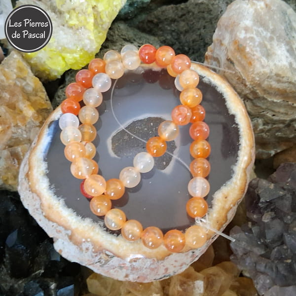 Perles en Cornaline du Brésil Boules de 8 mm de Grade A sur une tranche d'agate