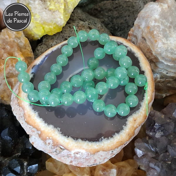 Aventurine Perles de 8 mm Qualité A Originaire des Sols Brésiliens sur une tranche d'agate