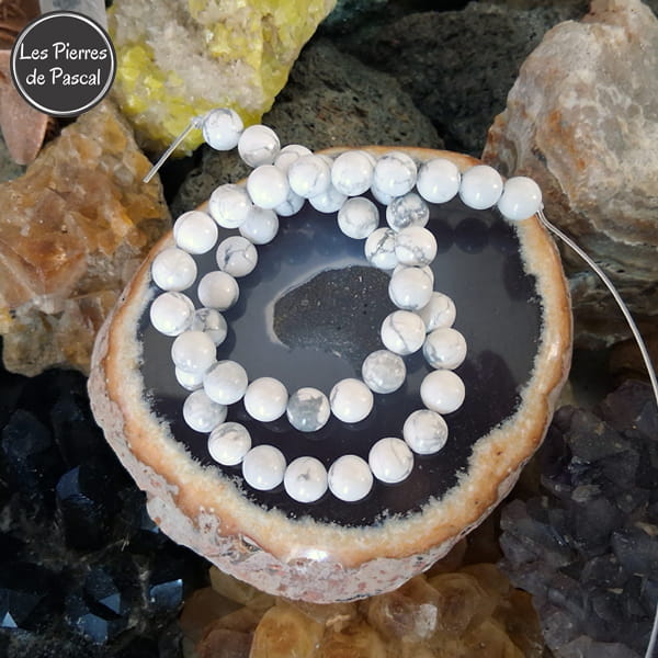 Perles en Howlite Blanche de 7,8 mm et de Qualité A du Zimbabwe sur une tranche d'agate