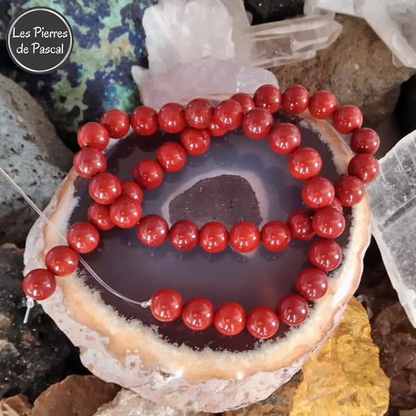 Perles en Jaspe Rouge de Madagascar de 8 mm Grade A+ sur une tranche d'agate