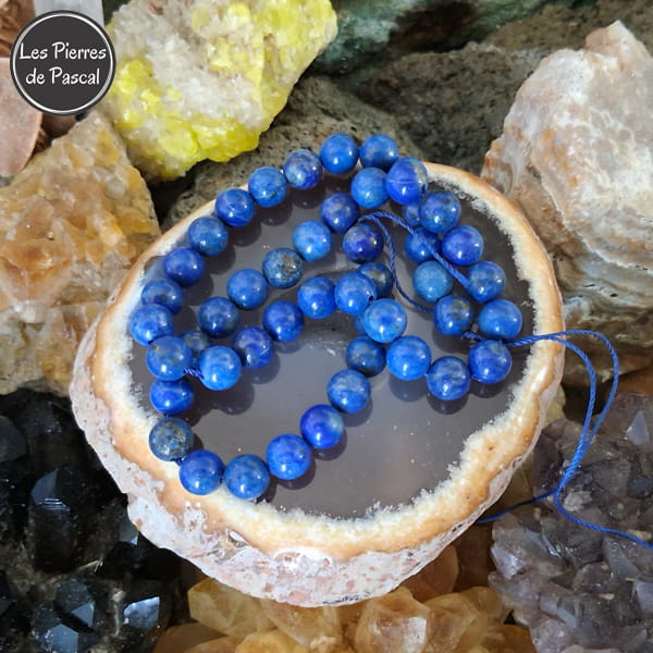 Perles en Lapis-Lazuli de 8 mm et de Qualité A d'Afghanistan sur une tranche d'agate