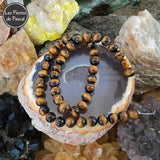 Perles en Œil de Tigre de 8 mm
de Qualité A et Originaire des Sous-sols d'Afrique du Sud sur une tranche d'agate