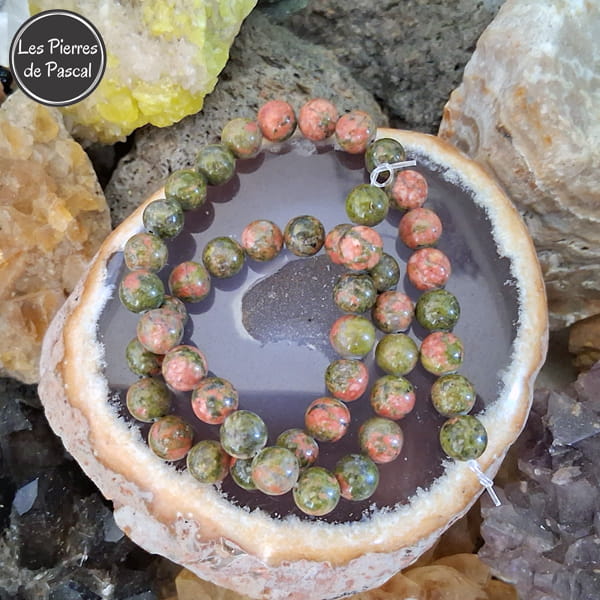 Perles Unakite de 8 mm Grade A du Brésil sur une tranche d'agate