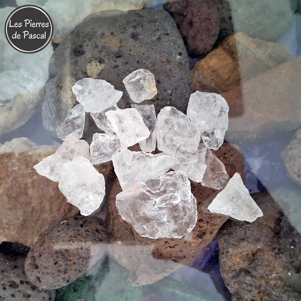 Lots de Cristal de Roche Brut 1 - 3 cm du Brésil de Grade A pour Recharger les Minéraux de 50 ou 2 x 50 g au Choix sur des pierres de lave