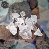 Lots de Cristal de Roche Brut 1 - 3 cm du Brésil de Grade A pour Recharger les Minéraux de 50 ou 2 x 50 g au Choix sur des pierres de lave