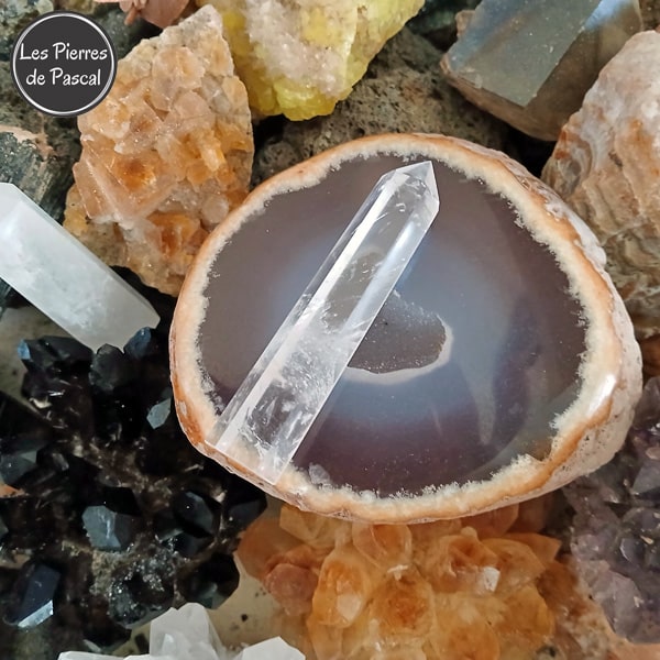 Pointe Obélisque Hexagonale de Quartz Hyalin de 7,5 cm de Hauteur de Grade 2A+