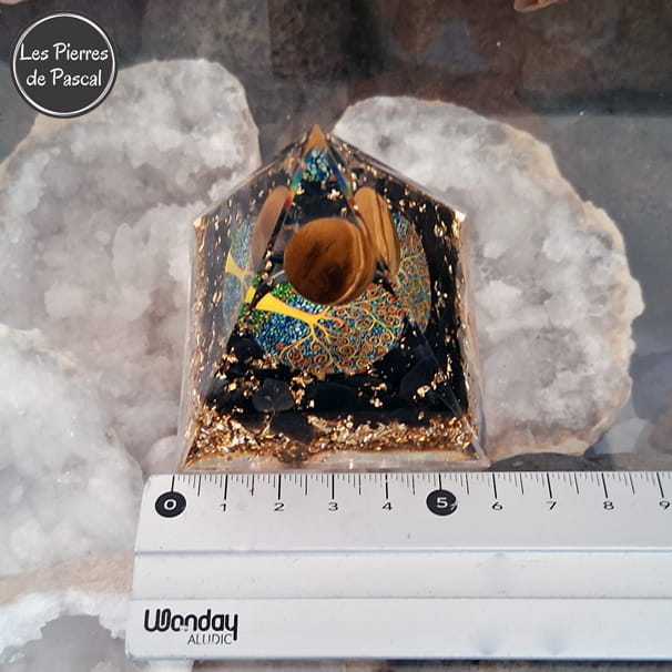 Orgonite Pyramidale de 6 cm de Côté en Résine avec des Pépites en Obsidienne Noire et 1 Boule en Œil de Tigre, du Métal et un Décor Arbre de Vie avec la règle de mesure