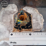 Orgonite Pyramidale de 6 cm de Côté en Résine avec des Pépites en Obsidienne Noire et 1 Boule en Œil de Tigre, du Métal et un Décor Arbre de Vie avec la règle de mesure