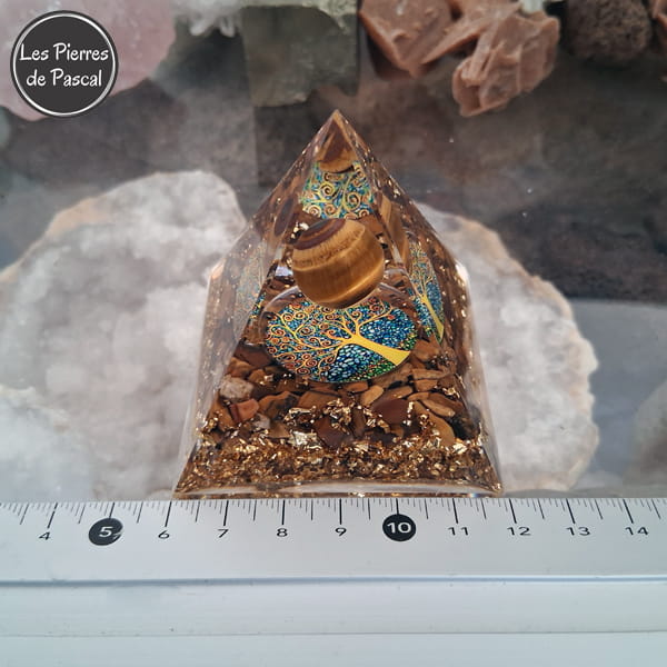 Orgonite Pyramidale de 6 cm de Côté en Résine avec de l'Œil de Tigre du Métal et un Arbre de Vie