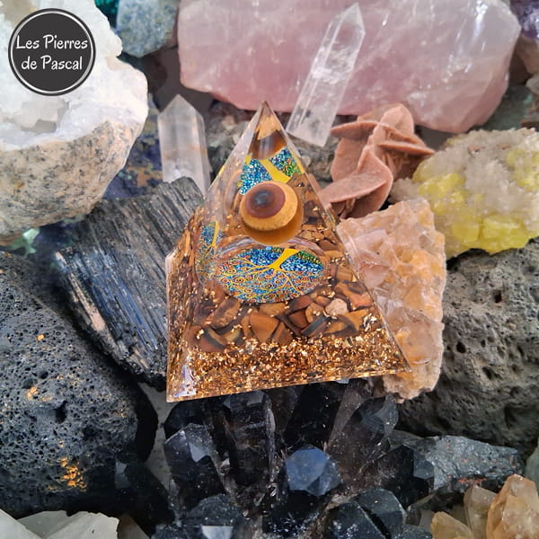 Orgonite Pyramidale de 6 cm de Côté en Résine avec de l'Œil de Tigre du Métal et un Arbre de Vie