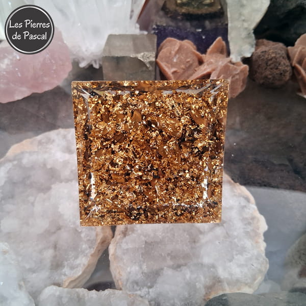 Orgonite Pyramidale de 6 cm de Côté en Résine avec de l'Œil de Tigre du Métal et un Arbre de Vie