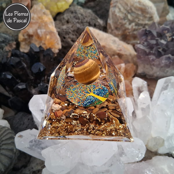 Orgonite Pyramidale de 6 cm de Côté en Résine avec de l'Œil de Tigre du Métal et un Arbre de Vie