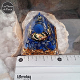 Orgonite Pyramidale de 5 cm de Côté en Résine avec des Pépites en Lapis-Lazuli et une Boule Décorative Aux Couleurs du Lapis avec une règle de mesure en cm