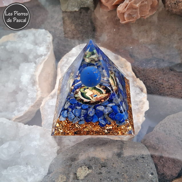 Orgonite Pyramidale de 5 cm de Côté en Résine avec des Pépites en Lapis-Lazuli et une Boule Décorative Aux Couleurs du Lapis sur des géodes de quartz