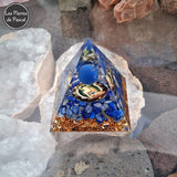 Orgonite Pyramidale de 5 cm de Côté en Résine avec des Pépites en Lapis-Lazuli et une Boule Décorative Aux Couleurs du Lapis sur des géodes de quartz