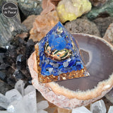 Orgonite Pyramidale de 5 cm de Côté en Résine avec des Pépites en Lapis-Lazuli et une Boule Décorative Aux Couleurs du Lapis sur une tranche d'agate