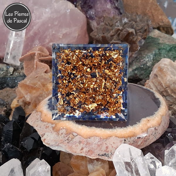 Orgonite Pyramidale de 5 cm de Côté en Résine avec des Pépites en Lapis-Lazuli et une Boule Décorative Aux Couleurs du Lapis vue de dessous