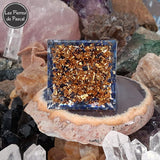 Orgonite Pyramidale de 5 cm de Côté en Résine avec des Pépites en Lapis-Lazuli et une Boule Décorative Aux Couleurs du Lapis vue de dessous