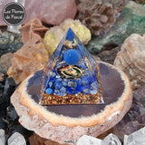 Orgonite Pyramidale de 5 cm de Côté en Résine avec des Pépites en Lapis-Lazuli et une Boule Décorative Aux Couleurs du Lapis sur une agate