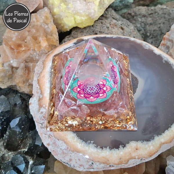 Orgonite Pyramidale de 5 cm de Côté en Résine avec une Boule en Quartz Rose, des Pépites en Quartz Fraise et une Fleur de Lotus vue de dessus