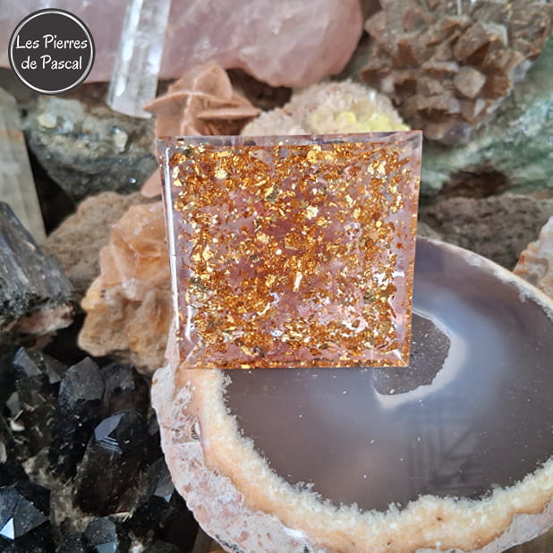 Orgonite Pyramidale de 5 cm de Côté en Résine avec une Boule en Quartz Rose, des Pépites en Quartz Fraise et une Fleur de Lotus vue de dessous