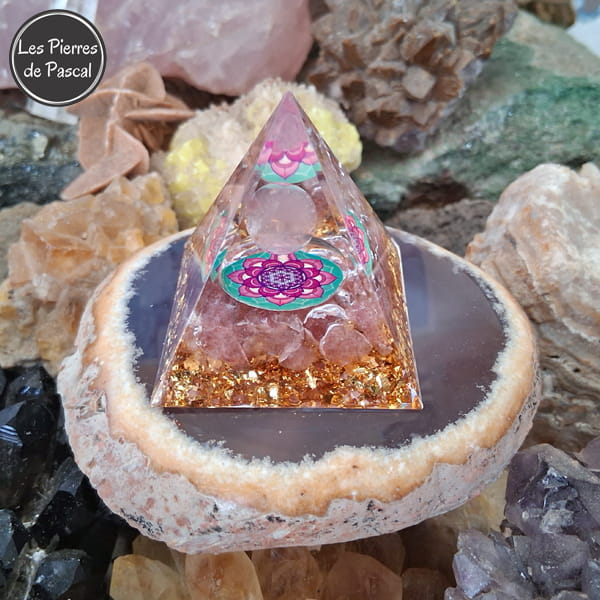 Orgonite Pyramidale de 5 cm de Côté en Résine avec une Boule en Quartz Rose, des Pépites en Quartz Fraise et une Fleur de Lotus sur une agate