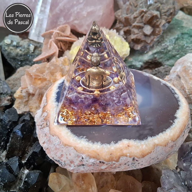 Orgonite Pyramidale de 5 cm de Côté en Résine avec des Pépites en Améthyste, du Fil de Cuivre et un Bouddha en Métal