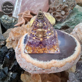 Orgonite Pyramidale de 5 cm de Côté en Résine avec des Pépites en Améthyste, du Fil de Cuivre et un Bouddha en Métal