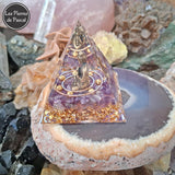 Orgonite Pyramidale de 5 cm de Côté en Résine avec des Pépites en Améthyste, du Fil de Cuivre et un Bouddha en Métal
